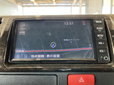 地図画面には現在地や周辺の道路が表示され、目的地までの道順を確認する際に便利です。画面下の表示切替なども見やすく、日常のお出かけをサポートします。