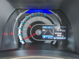 速度や燃費、航続可能距離などの情報をまとめて確認でき、運転中に必要な情報を把握しやすいメーターです。表示が見やすく、日々の運転や給油のタイミング確認にも役立ちます。