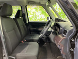 前席は視界が広く、運転席と助手席それぞれにゆとりある座面が備わります。窓から光が入り、落ち着いた色合いの室内で、乗り降りの際も開放感を感じられます。