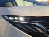 【アダプティブLEDヘッドライト】夜間走行時対向車を感知し、対向車がいるところだけ自動でハイビームの切り替えをしてくれるので、良好な視界を確保し安心して運転できます☆