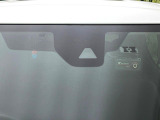 【インテリジェントエマージェンシーブレーキ】フロントカメラで前方の車両や歩行者を検知。衝突しそうな時は衝突被害軽減ブレーキが作動、衝突回避をサポート。より安全にドライブをお楽しみいただけます。