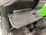 飲み物や食べ物を気軽に置ける格納式シートバックテーブルを、運転席と助手席の背もたれにご用意。車内の休憩も快適です!