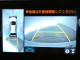 【全周囲モニター】車を上空から見下ろしたような映像をカーナビ画面に映し出し、車庫入れや縦列駐車をサポートしてくれます。