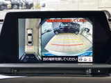 後方映像に加えて車両周囲の俯瞰表示も確認でき、駐車時の周囲確認をサポートします。ガイド線も表示されるため、後退時の位置合わせや障害物の確認に役立ちます。