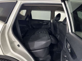 リヤシートを倒すと大きな荷物も入ります 片側、両側可能です。