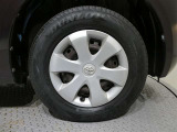 純正のホイールキャップ付きのお車になります★見た目もスタイリッシュなデザインですよ!!