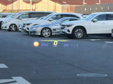 ARヘッドアップディスプレイが情報を前方視界へ表示し、運転中の視線移動を抑えて確認を助けます。