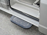 スライドドアオートステップ装備で、後部座席の乗降りの際に重宝します。