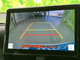 後方の映像にガイド線が表示され、駐車時に車両と周囲との距離感をつかむ目安になります。画面で後方を確認しながら操作でき、狭い場所での駐車をサポートします。