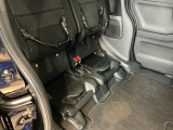 後席の座面をはねあげると、後席のあったスペースがそのまま高さのある荷室空間に!背の高い荷物も横にせずそのまま積み込めます。もちろん左右片方だけのアレンジも可能です。