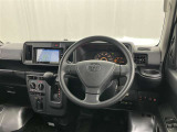 運転席まわりです。 各操作スイッチは使いやすい位置に配置されてます。