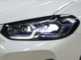 LEDヘッドライトは先進のLEDテクノロジーを採用。照射される白色光の周波性は太陽に近くバイキセノンヘッドライトを上回るコントラストでさらに明るく輝きます。