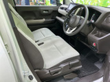 明るい色合いのシートとゆとりを感じる足元で、運転席まわりは落ち着いて過ごせる空間です。前方を見渡しやすく、乗り降りの際にも座席へアクセスしやすい印象です。
