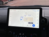 現在地や周辺の道路を画面で確認でき、目的地の検索にも活用できます。地図を見ながら行き先を設定できるため、初めて訪れる場所へのお出かけでも頼りになる装備です。
