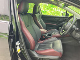 運転席まわりは視界が広く、前方や周囲の確認がしやすいレイアウトです。シートには黒と赤系の配色が施され、落ち着いた雰囲気の中でゆったりと座れます。