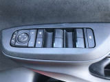 電動格納式ドアミラー付き。 狭い駐車場へ停めた時に、ボタン1つで左右のミラーをたたむ事ができます。