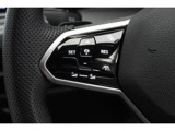【ステアリング左側】ACCなどの運転支援の操作のスイッチ類です。ACCは高速道路などで前に走る車との距離を保ちながら追従走行する運転支援システムです。