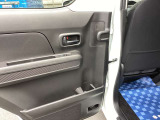 後席ドア内側に傘の収納スペースがあります!傘についた雨水は車外に排出される構造になっています◎