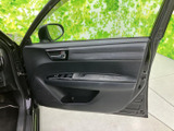 窓から外の様子を確認しやすく、運転席まわりの視界を確保しやすい配置です。ドアポケットとアームレストも備わり、乗り降りの際に使いやすい実用的なつくりです。