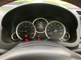 速度計や回転計、中央の表示部がまとまって配置され、運転に必要な情報を確認しやすいレイアウトです。複数の計器をひと目で見渡せるため、日々の運転をサポートします。