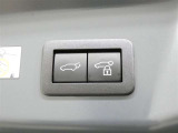 ワンタッチでバックドアが開閉。重たいバックドアも力いらずで開閉できる便利なパワーバックドア付きです!