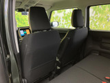後席から前方を見渡せる車内レイアウトで、同乗者も落ち着いて過ごせる空間です。大きな窓から外の景色を楽しめ、シートはシンプルな色合い。前席の背面もすっきりしており、日常使いに馴染みます。