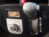 オートエアコンなのでスイッチひとつで車内を設定温度に調節してくれます☆