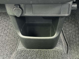運転席中央に大きな小物入れが付いております。収納に役立ちます。