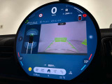 駐車をスマートにサポート。バックカメラ&前後障害物センサーを装備。