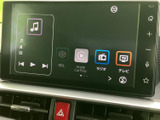 画面から音楽やラジオ、テレビなどのメニューを選べる構成です。Apple CarPlayの表示もあり、目的に合わせて機能を選びやすく、日常の移動をサポートします。