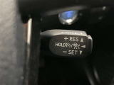 クルーズコントロール機能が付いています。 速度を設定するとアクセルを踏まなくても一定の速度で走ることができます。  高速道路ではとても便利な装置なんです。