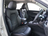 【清潔感のある運転席&助手席】隅々までクリーニングの行き届いた運転席&助手席。目立ったシミや汚れ等もございません。快適なドライブをどうぞ。