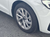 16インチ純正アルミホイール装備です。全車両に標準装備の純正アルミホイールは、純正ならではのバランスの良いデザインと、走行安定性をお楽しみ頂けます。