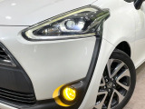 【LEDヘッドライト】悪天候や夜間走行時も良好な視界を確保し安心して運転できる高輝度LEDヘッドライトを装備!点灯速度が早く、消費電力も抑えられています。
