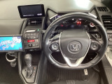 【ハンドル】運転にかかわる様々な操作を安全に行えるように視点移動が少なく操作性に配慮されたスイッチ類が凝縮されたコックピットです。