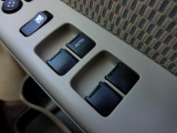 運転席からすべての窓の開閉が出来ます。
