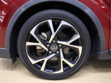 スポーティな印象を与える純正ホイールです。どこまでも走っていきたくなるようなデザインですね♪