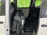 座席をたたむと後方まで広いフロアが現れ、荷物の大きさに合わせて空間を活用できます。側面の窓から明るさも入り、用途に応じてシートアレンジが可能です。