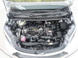 車にとって、とても大切な部分のエンジンルーム。綺麗に清掃済みで安心です。