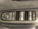 パワーウィンドのスイッチです。運転席に座りながら、助手席や後席の窓を開け閉めできるので大変便利ですよ。