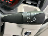 レバーには操作内容を示すマークが表示され、運転席から確認しやすい設計です。走行中にも手元で位置を把握しやすく、日常の運転を支える扱いやすい装備となっています。