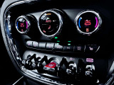 MINIの運転席操作部は、中央に構えるディスプレイが最大の特徴です。航空機を思わせるトグルスイッチなど、直感的で遊び心のあるメカニカルな操作感が、ゴーカートのような走りの高揚感を高めます。