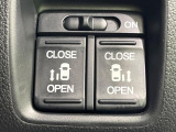 【両側パワースライドドア】スマートキーや運転席のスイッチで後席両側スライドドアの開閉が可能♪電動だから力を入れてドアを開ける必要が無く、小さなお子様でも簡単に開け閉めでき快適です♪