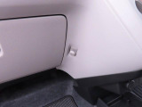 助手席側荷物フック。コンビニなどの買い物袋をサッとかけられて便利。