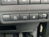オートブレーキホールド機能は、運転者のブレーキ操作によって停車した際に、自動的にブレーキ力を保持する機能です。また、3つのドライブモードをシステムが自動制御。