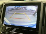 後方の映像と目安となるガイド線を画面で確認でき、駐車時の周囲確認をサポートします。画面表示を見ながら、後退時の位置合わせにも役立てていただけます。
