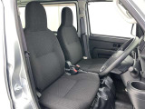 シンプルながら機能性あふれる運転席廻りです。視界性もよく、運転しやすいですよ。