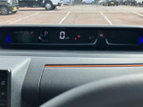 速度やシフト位置などの情報が横長の画面にまとめられ、運転中も必要な表示を確認しやすい配置です。視線の移動を抑えながら、状況把握をサポートします。