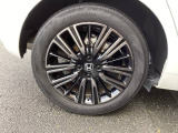 純正アルミホイールです。足元が引き立つので、車全体のイメージがアップしますよ!