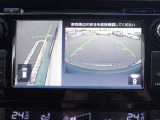 【インテリジェントアラウンドビュ-モニタ-】駐車中のクルマを、上空から見下ろしているかのような映像にして表示します。ひと目で周囲の状況がわかるため、スムースに駐車できます。